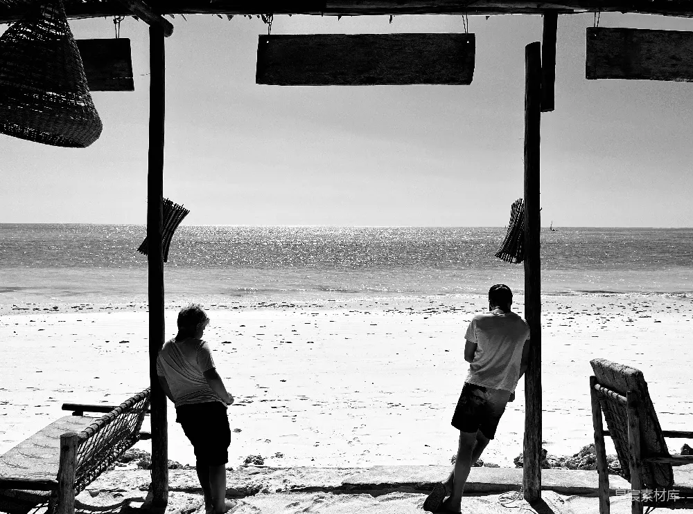 高清摄影  几个男人在海滩上散步