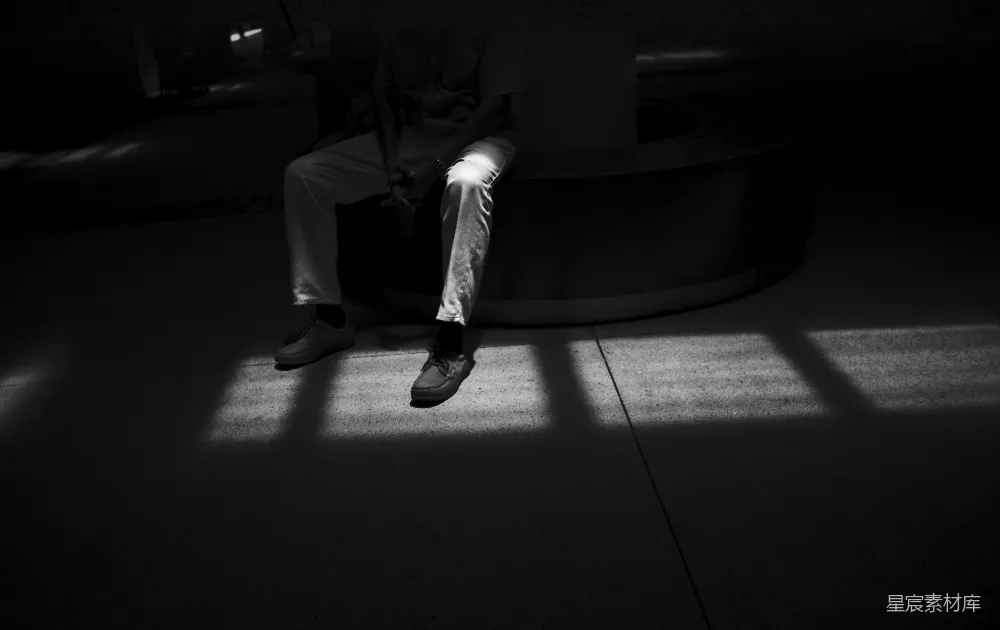 高清摄影  穿黑色西装的男人坐在椅子上
