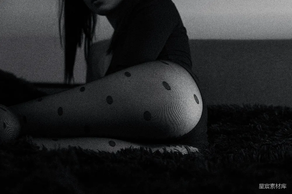 高清摄影  一个女人盘腿坐在地上。