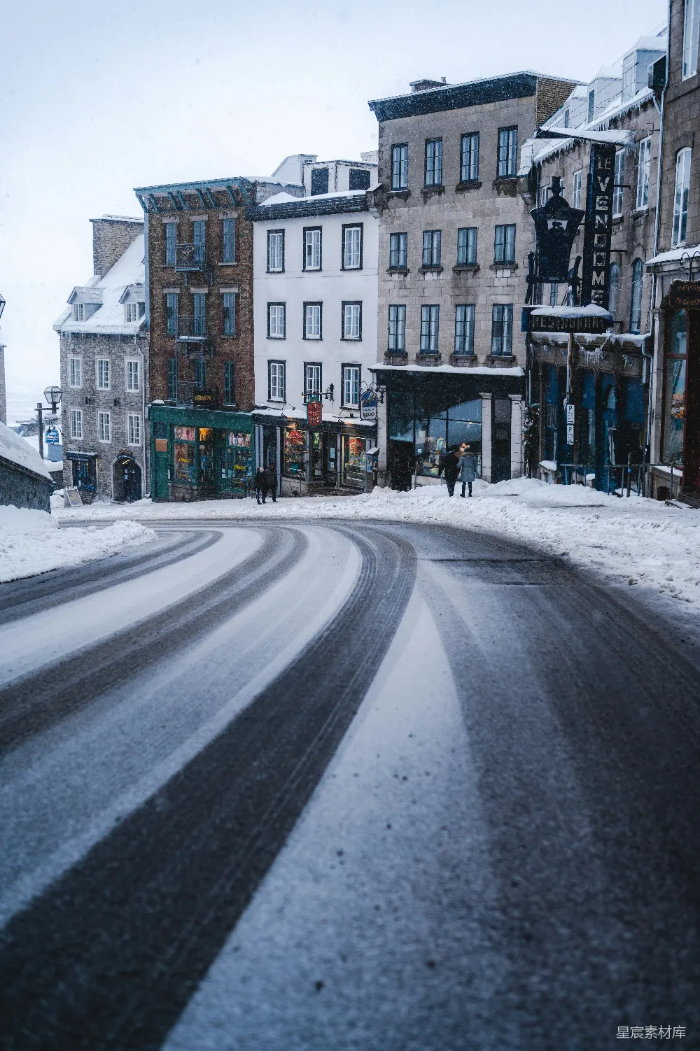 地上积雪的一条街道和背景中的建筑