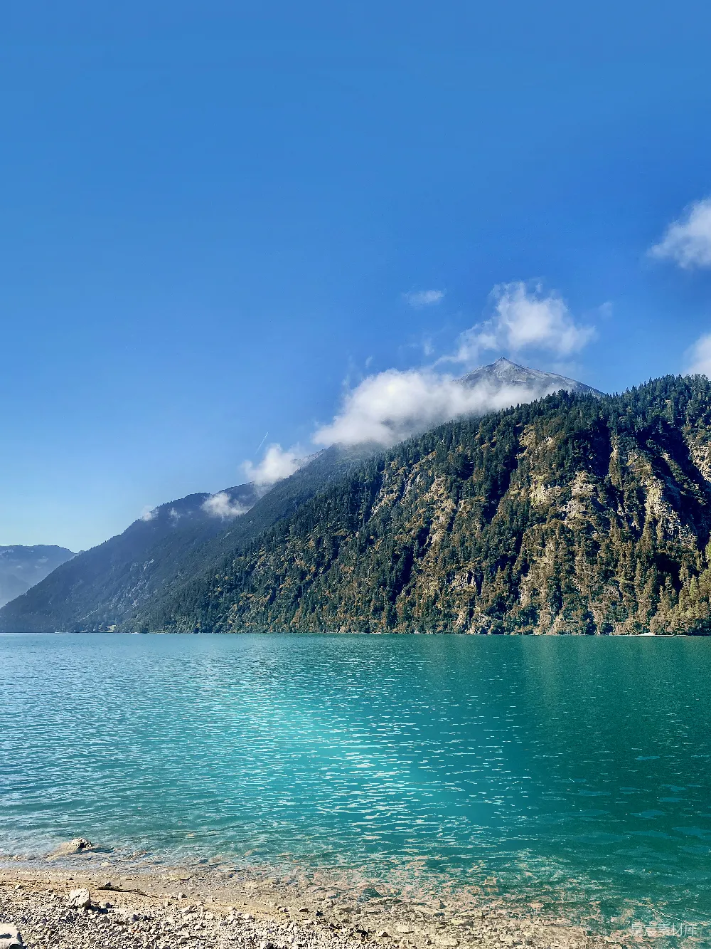 高清摄影 背景中有座高山的大片水域