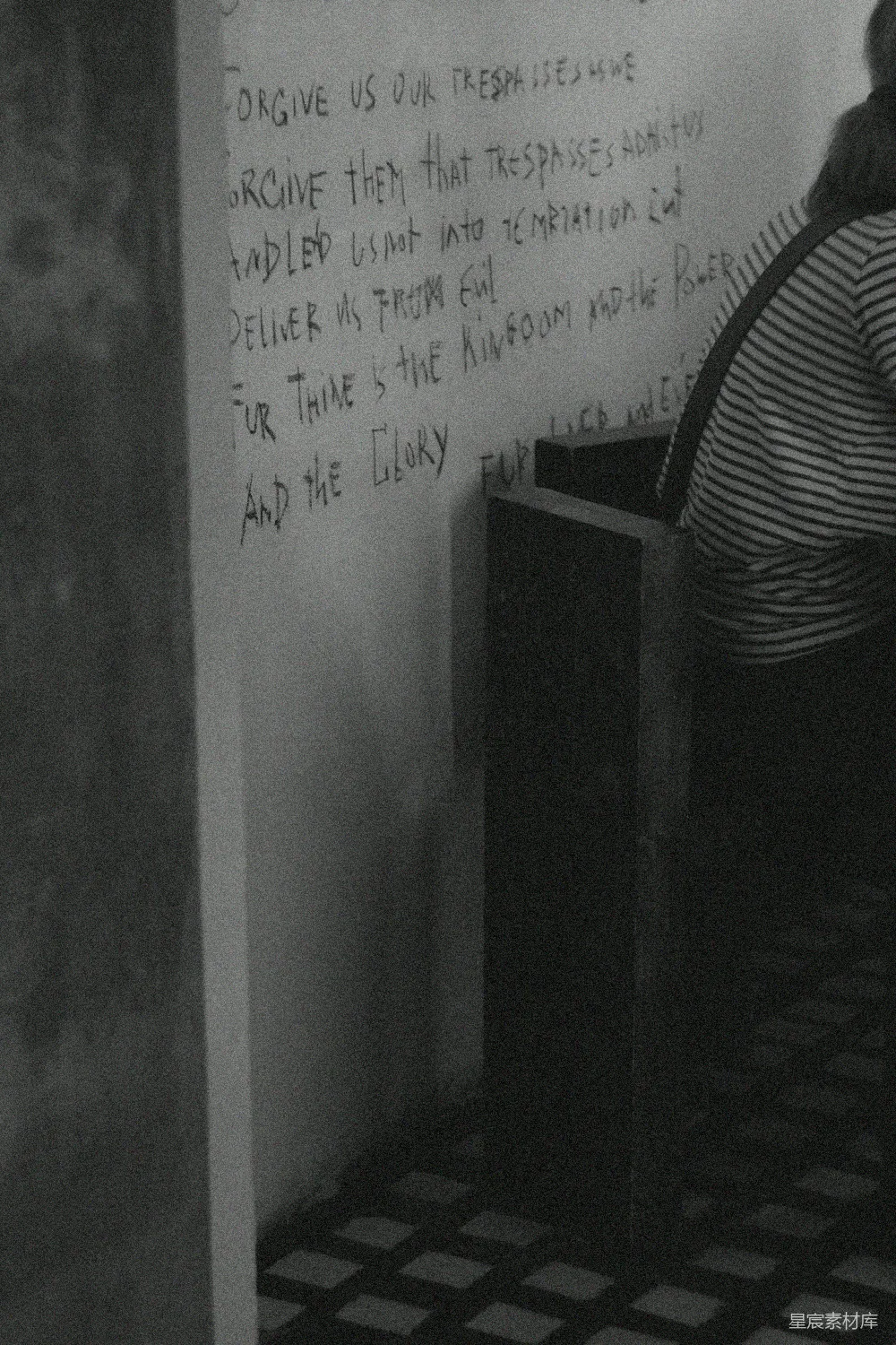高清摄影  一个女人在房间里在白板上写字。