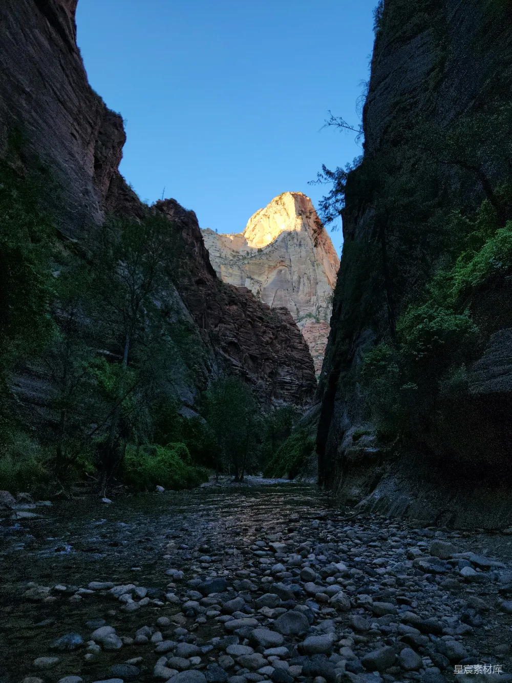 一条河流穿过一座被山环绕的峡谷