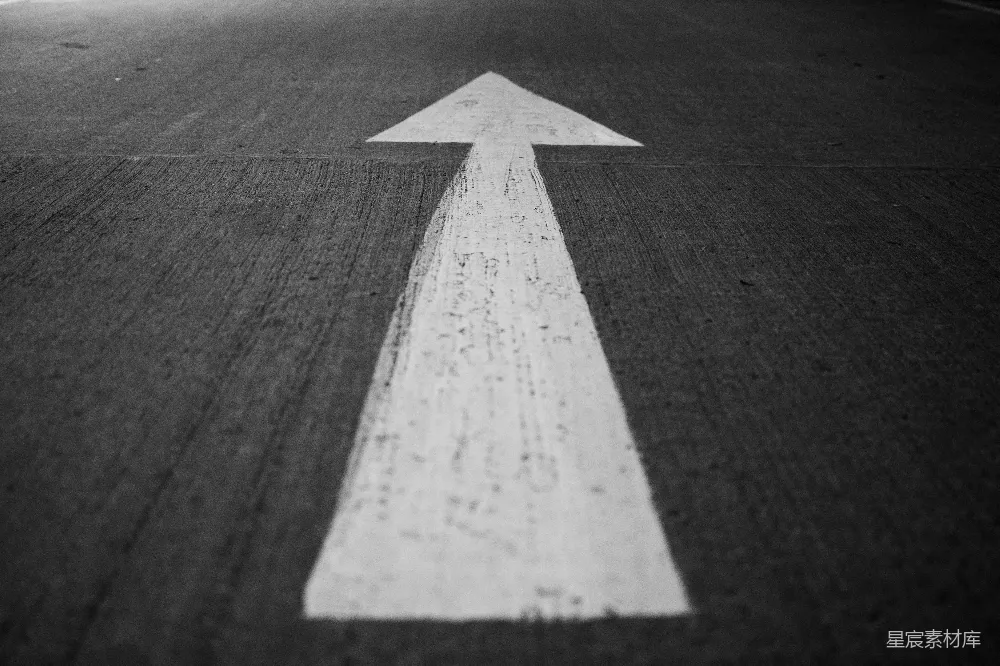 一张黑白照片中道路旁涂画的一道箭头