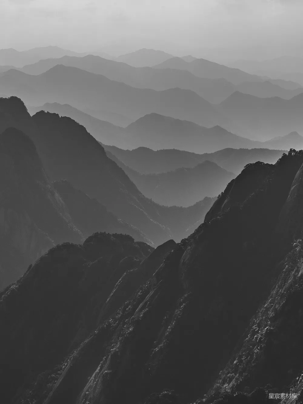 高清摄影 自然 一张黑白照片，展示了一座山脉的景象。