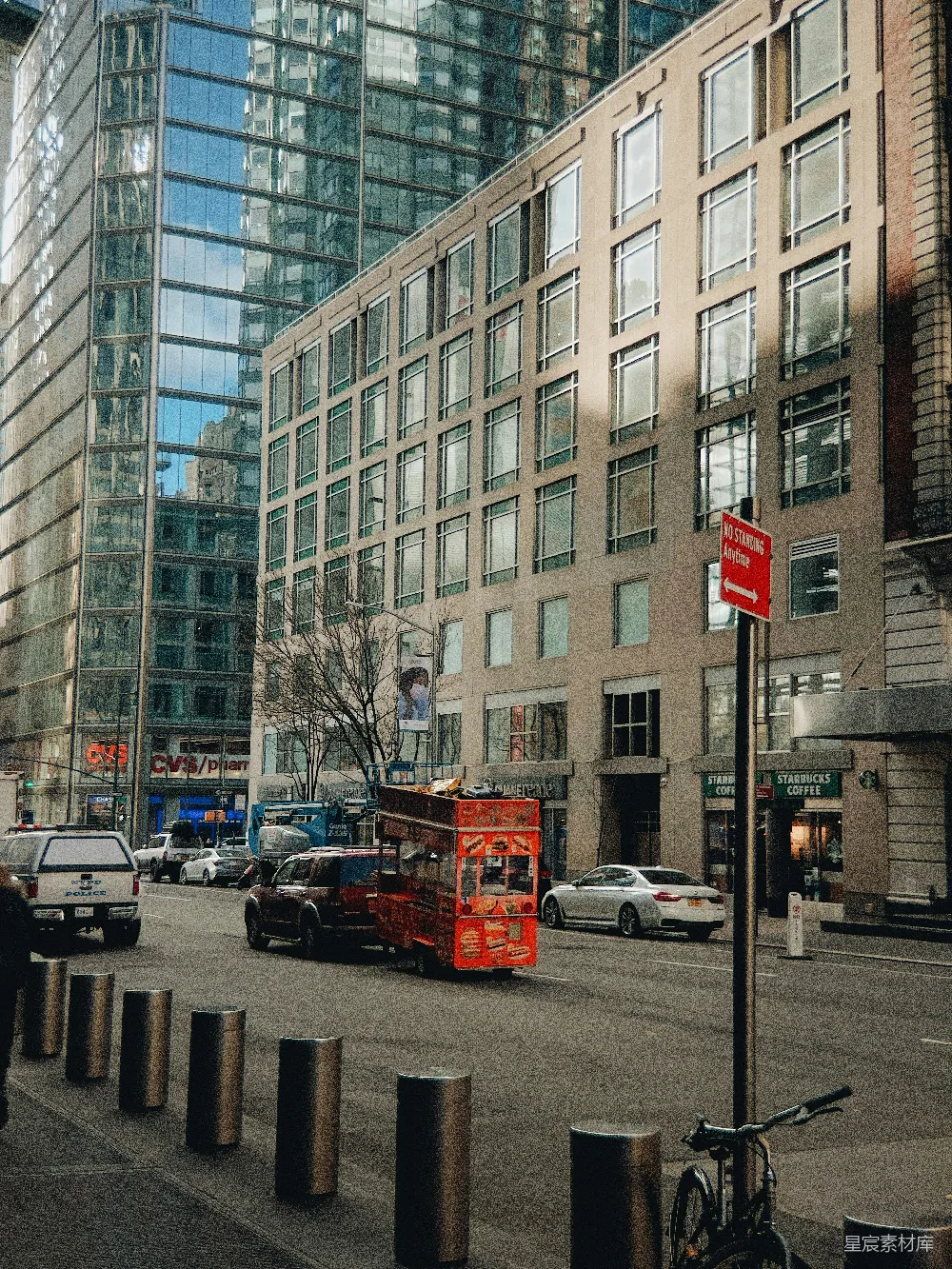一条街道上挤满了车辆，旁边是高大的建筑。