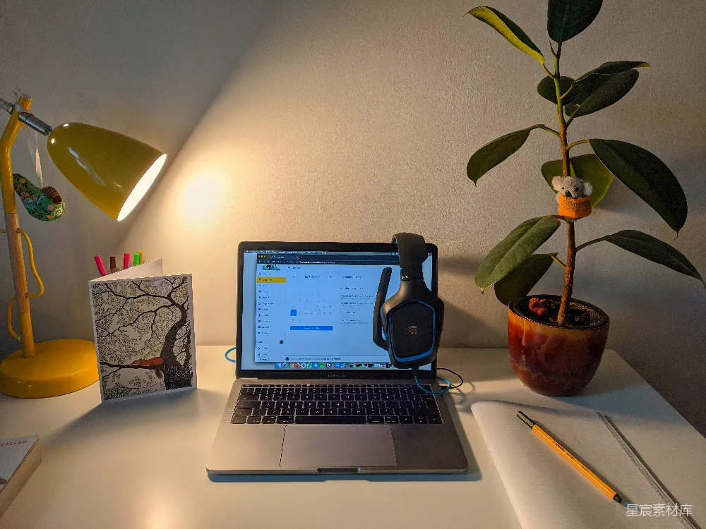 MacBook Pro放在白色桌面上