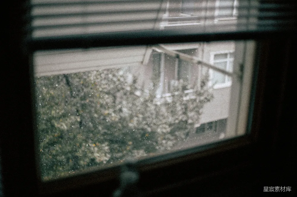 透过窗户看的一间房屋的景象