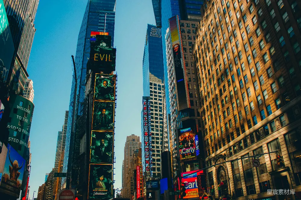 一条街道两旁矗立着许多高大的建筑