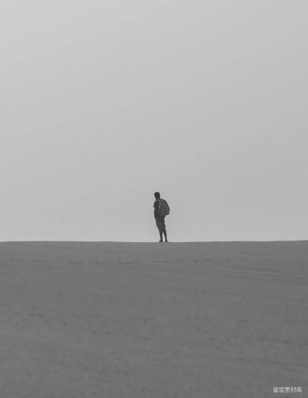 高清摄影 人物 一个人站在田野中间