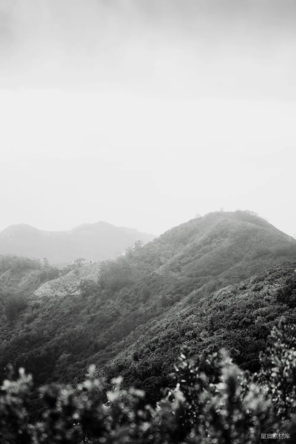 高清摄影 旅行 壁纸 自然 一张黑白照片，展示了一座山脉的景象。