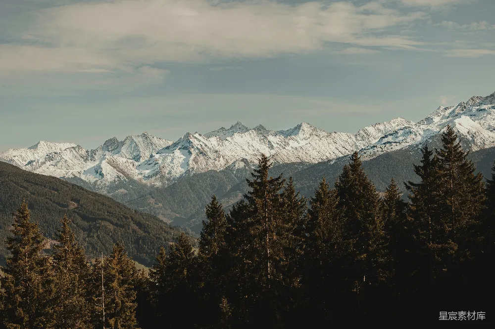 前景中有一片山峦的景色
