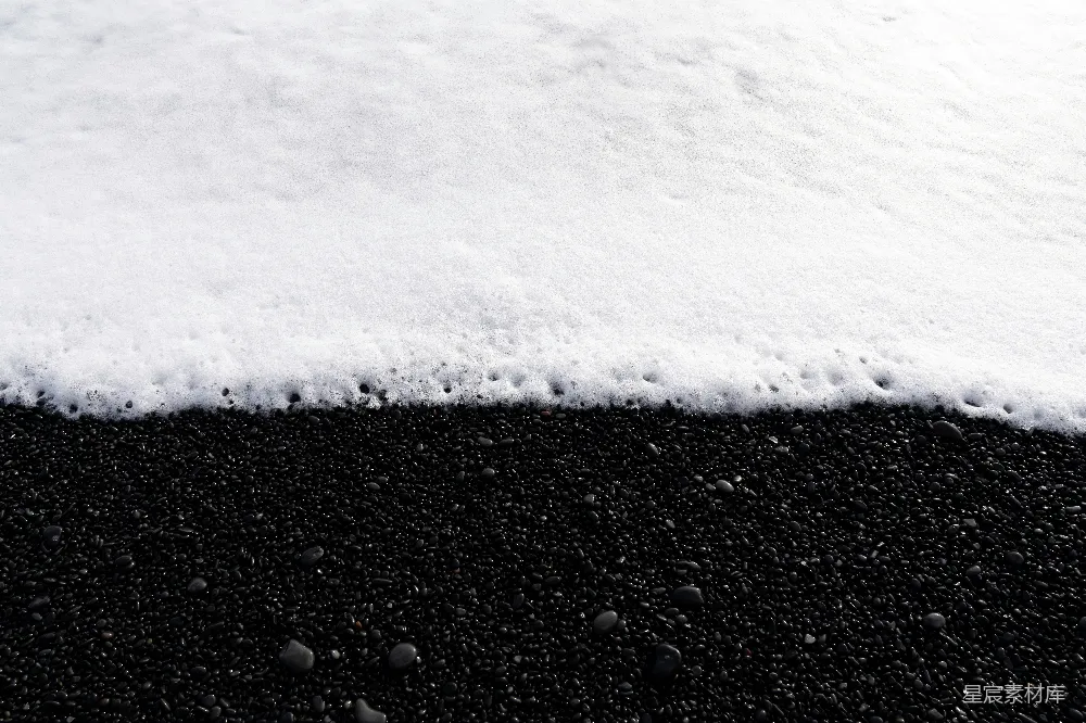 高清摄影  一张黑白照片，地上覆盖着雪。