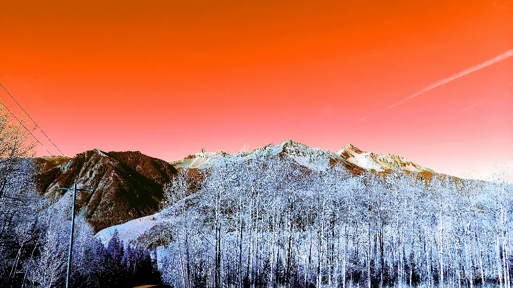 白天覆雪的山峦