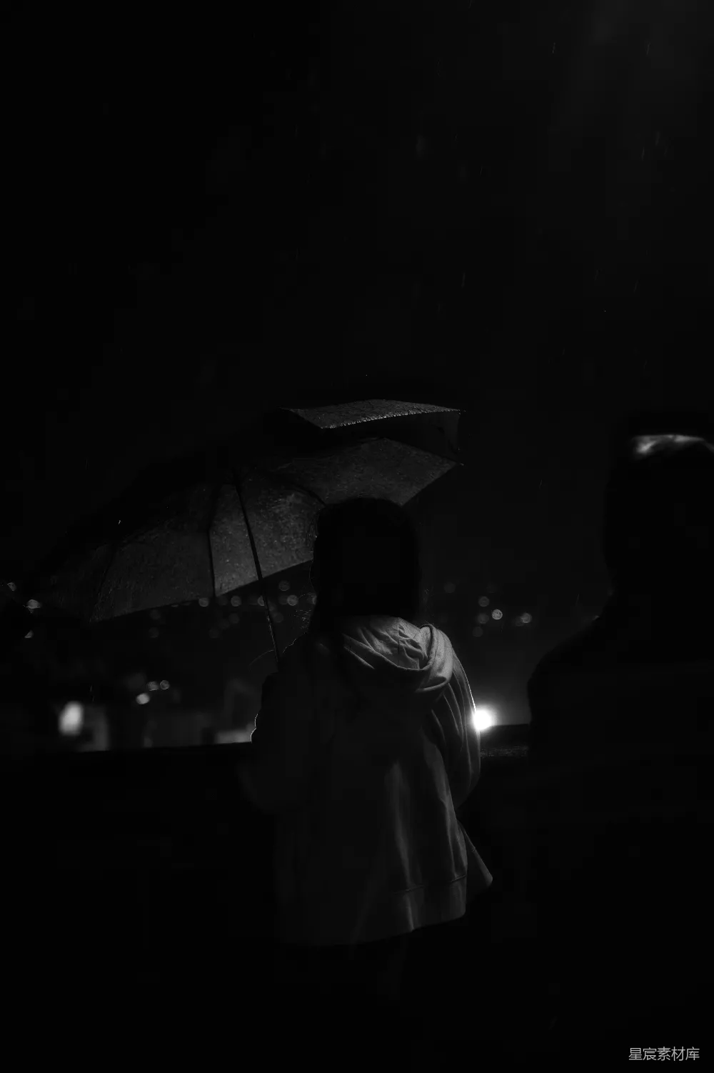 高清摄影  一个人在黑暗中撑着伞