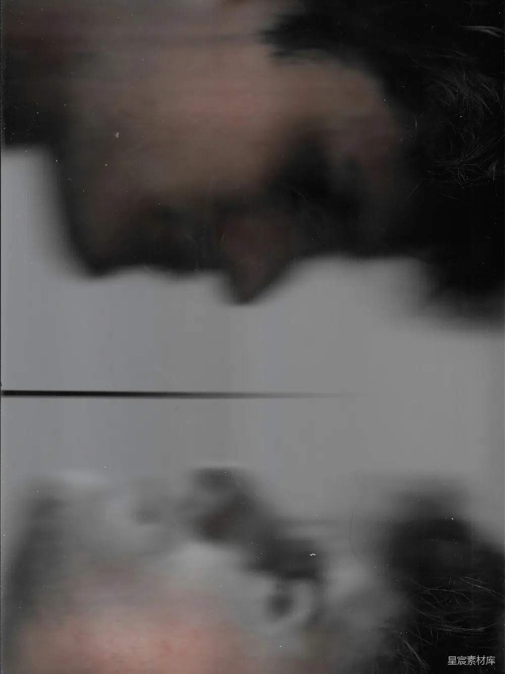 高清摄影  一张模糊的照片，展示一个人的面部。