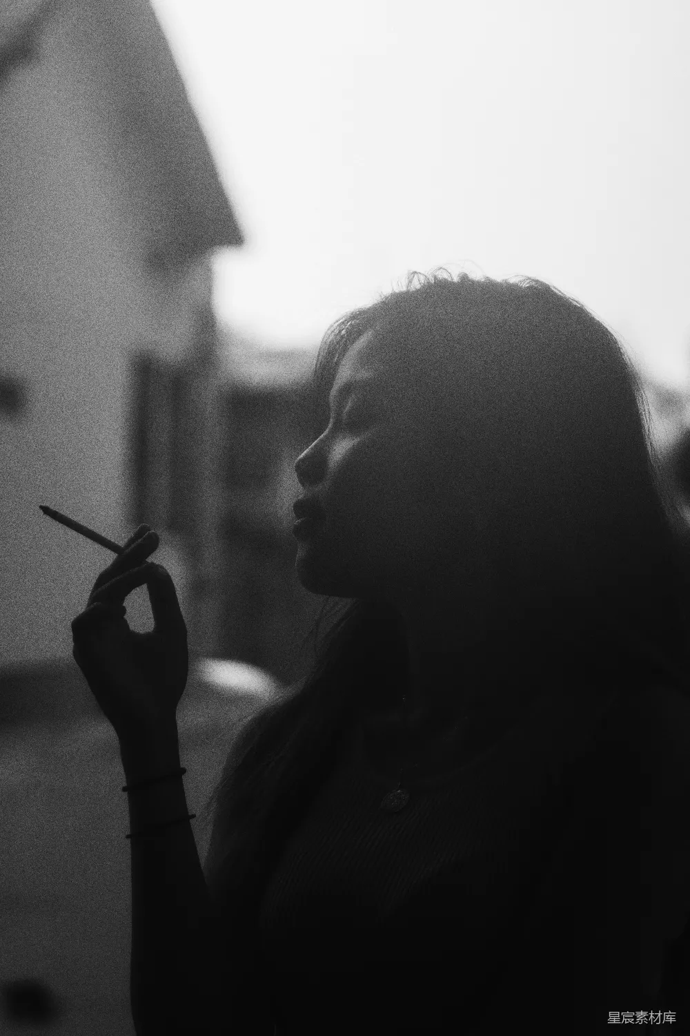 高清摄影  黑白照片中的女人拿着智能手机