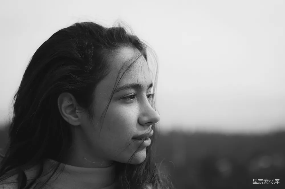 高清摄影  一张黑白照片，照片中是一位长发女性。