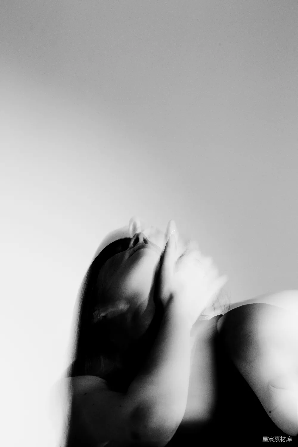 高清摄影 人物 实验性 一张黑白照片，一个女人双手放在头顶。