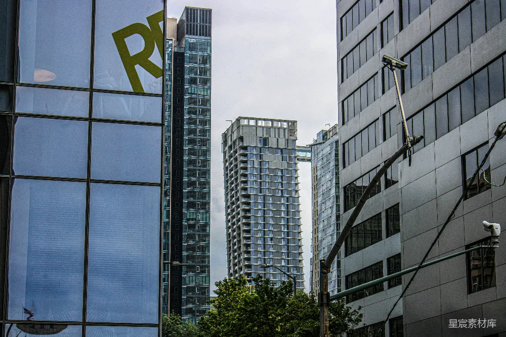 背景中有高大的建筑物的城市街道