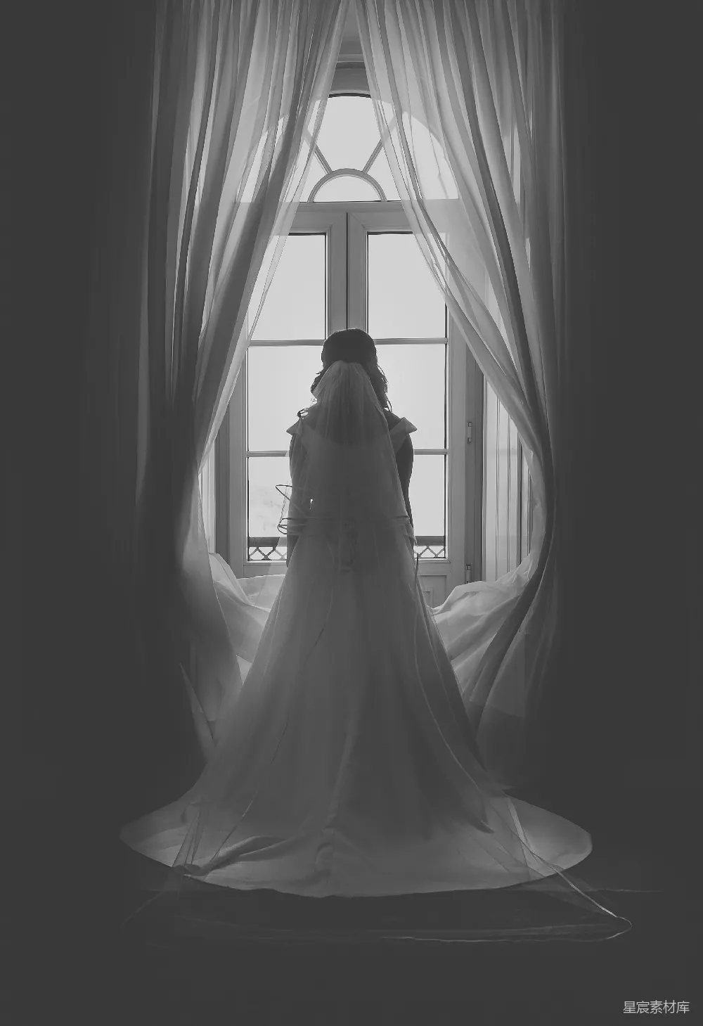 高清摄影  女人站在窗户前