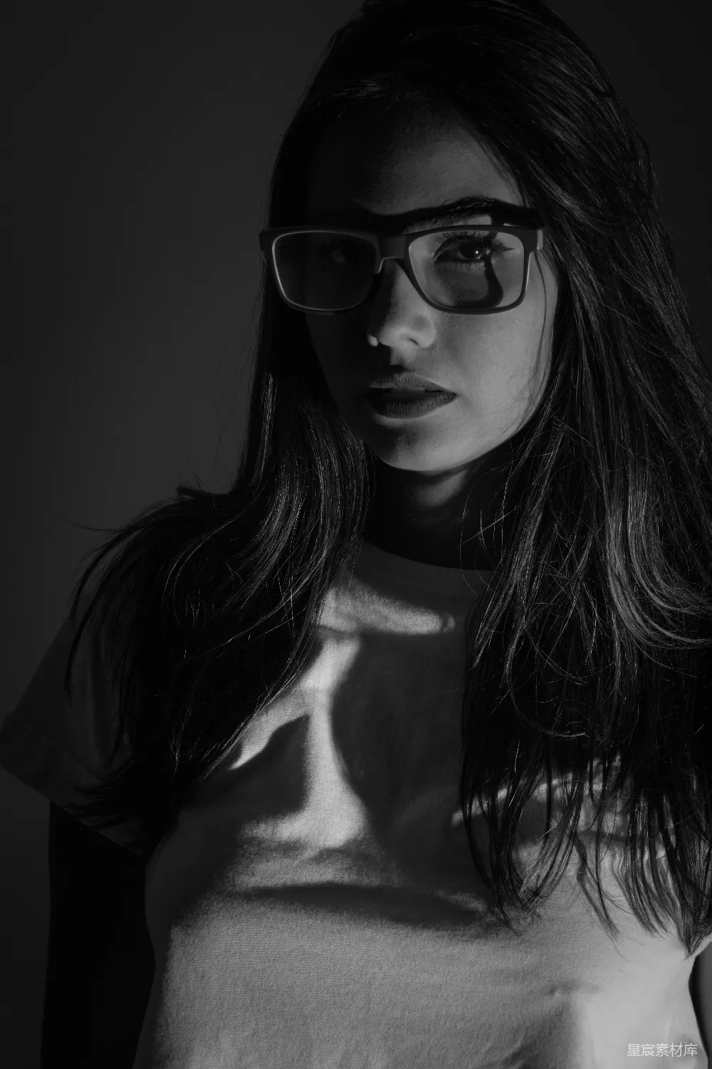 高清摄影  戴黑色框架眼镜的女人