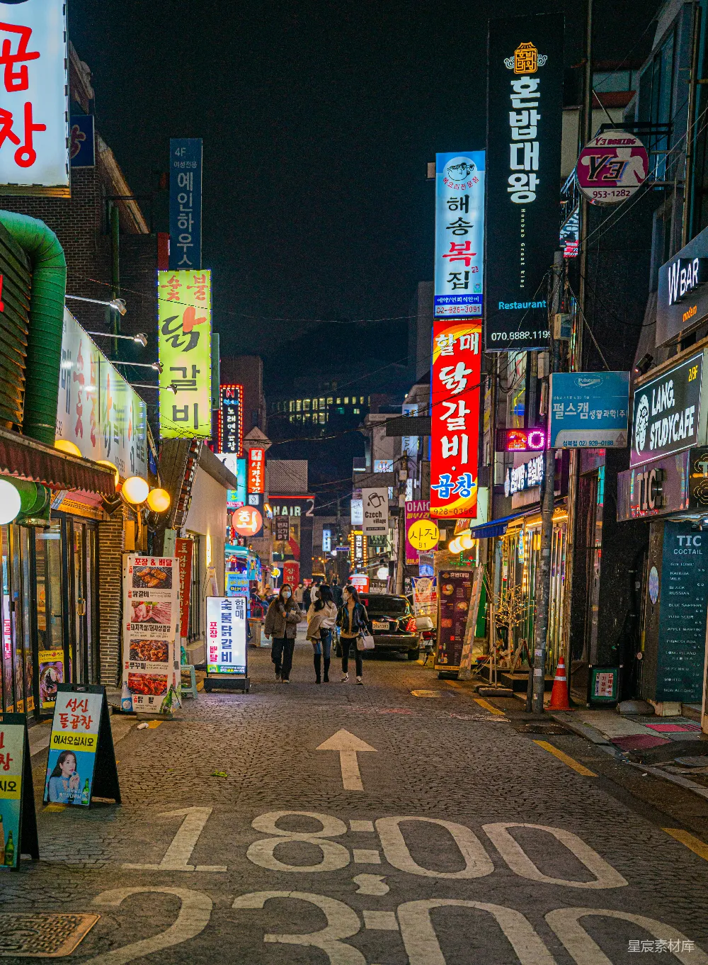 充满霓虹灯的城市街道