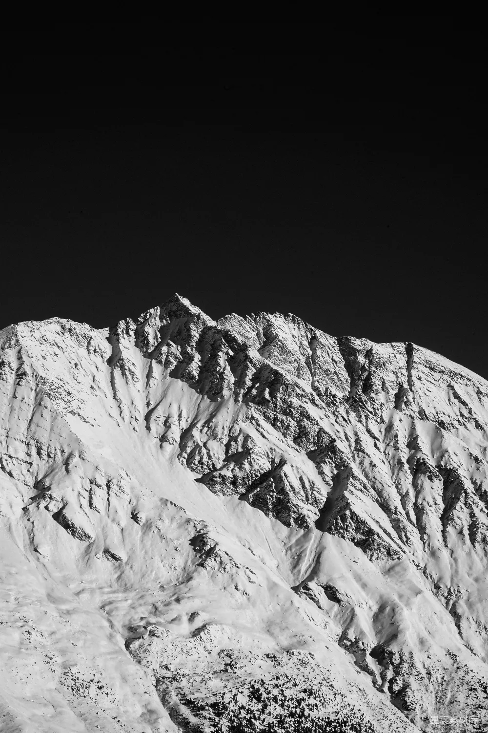 高清摄影  灰度照片中的积雪覆盖的山