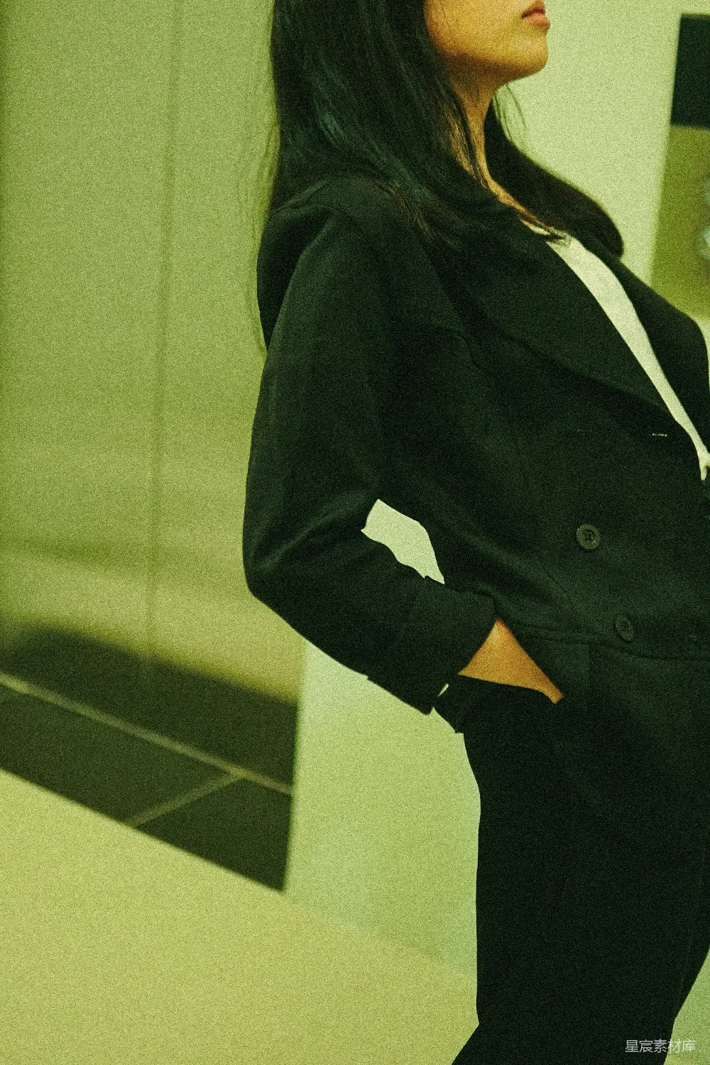 黑色女郎风衣站立