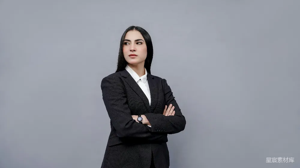 穿着西装套装的女人双手交叉