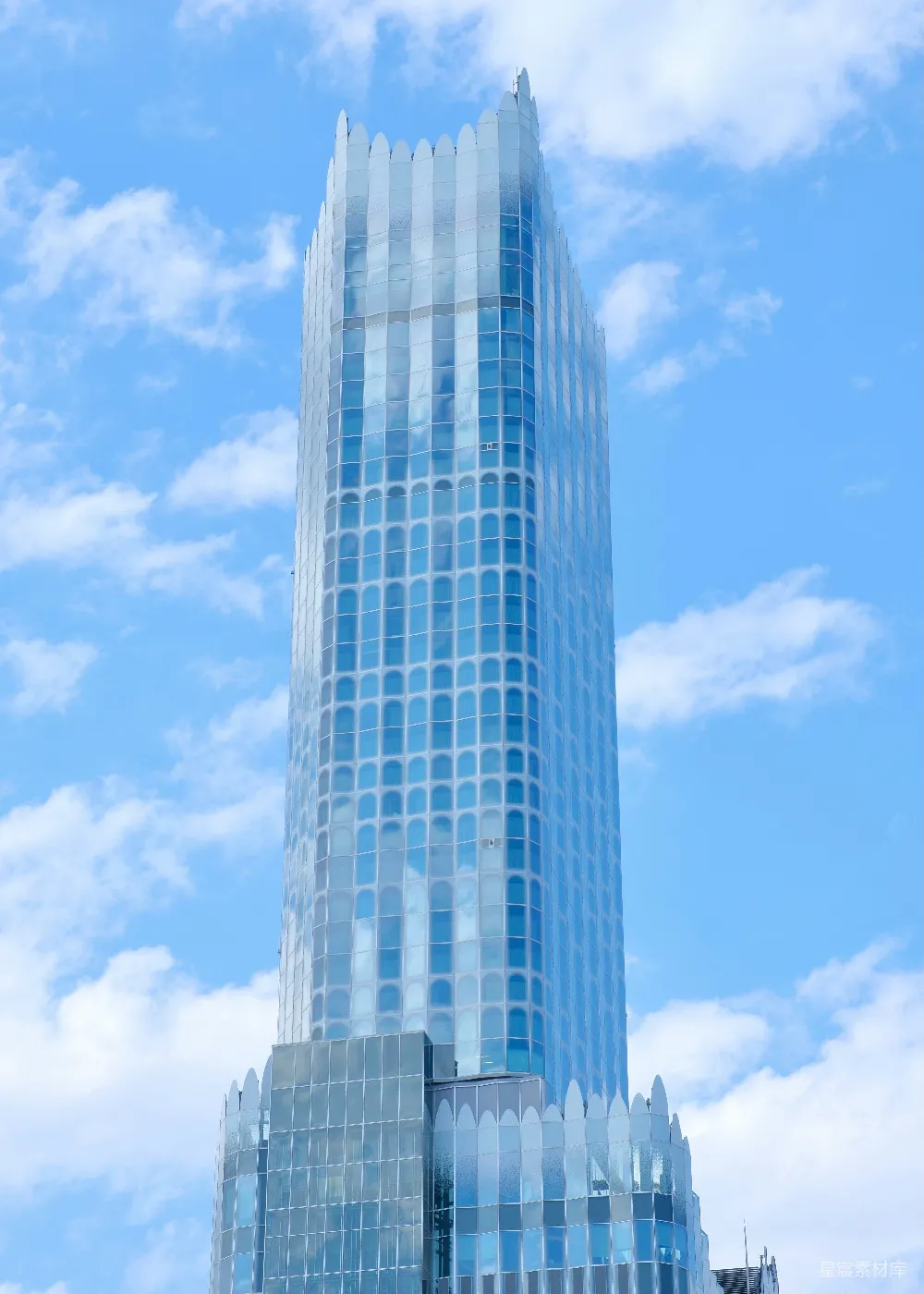 现代 skyscrapers 配有玻璃外墙，在蓝天背景下。