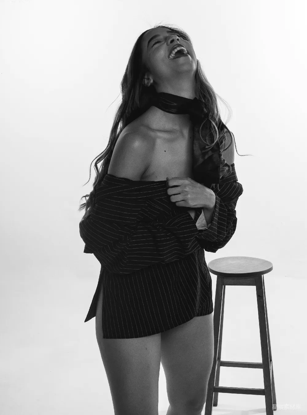 高清摄影  一张黑白照片，照片中是一位穿着裙子的女性。