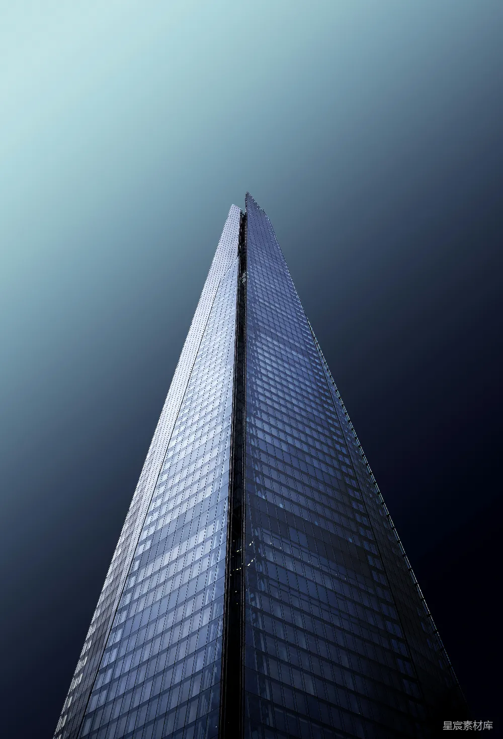 灰色高楼大厦下的灰色天空