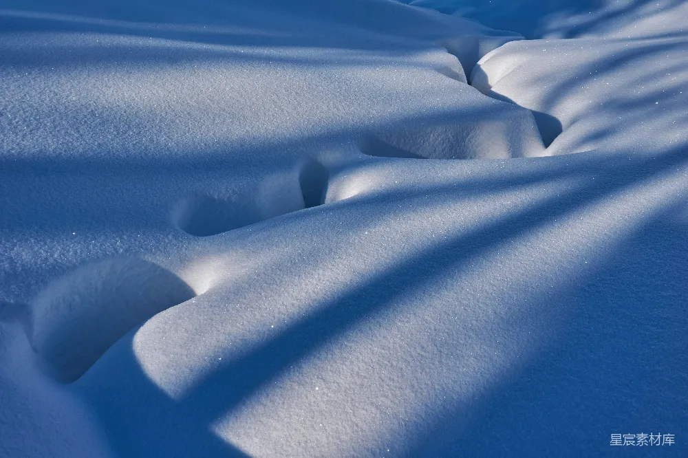 覆盖着白雪的田野背景是一片天空。