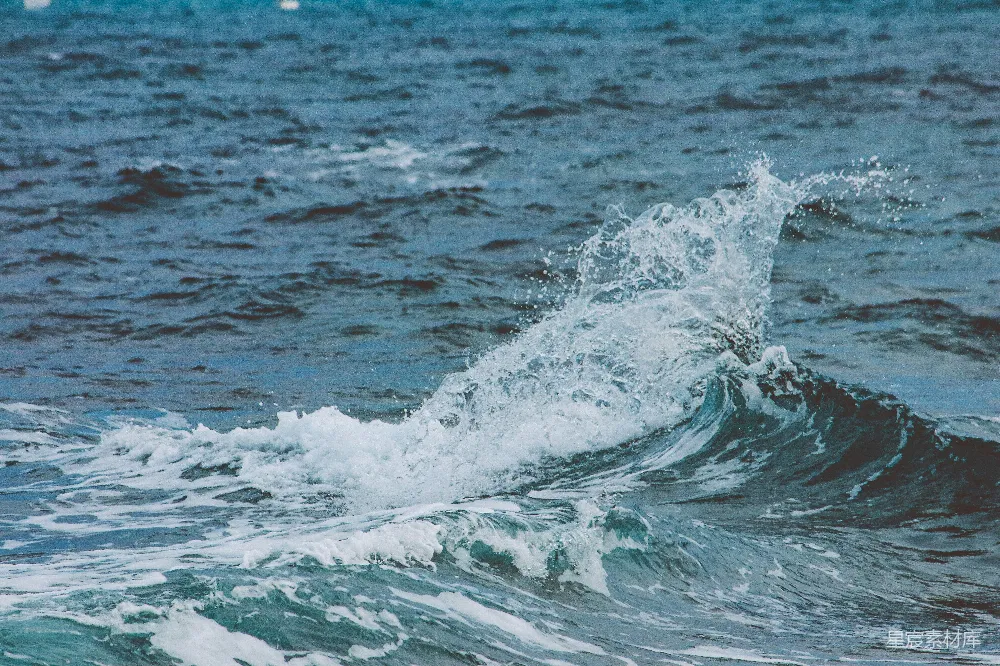 海边一个骑着冲浪板的人在波浪上。