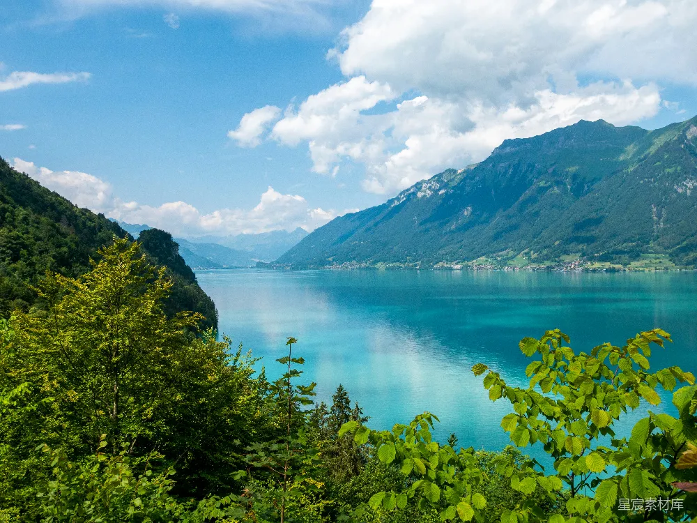 山间环绕的一处湖光美景