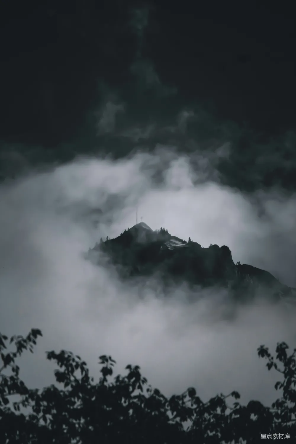 高清摄影  黑白照片中的云和山