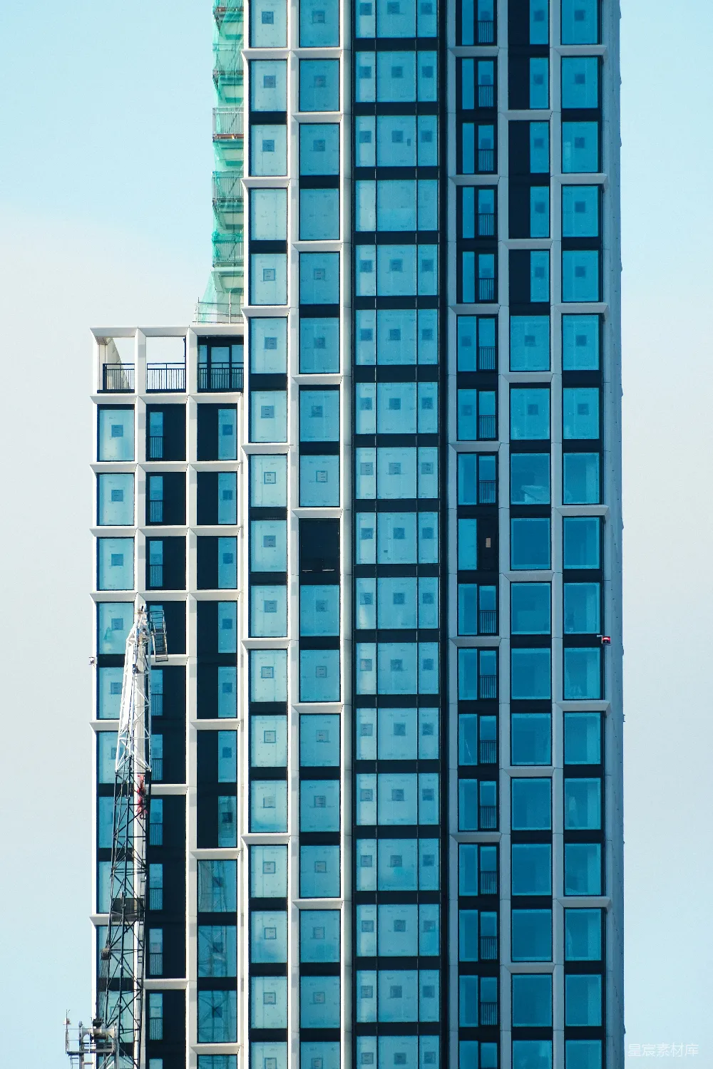 现代 skyscraper 有玻璃外墙，在蓝色的天空背景下