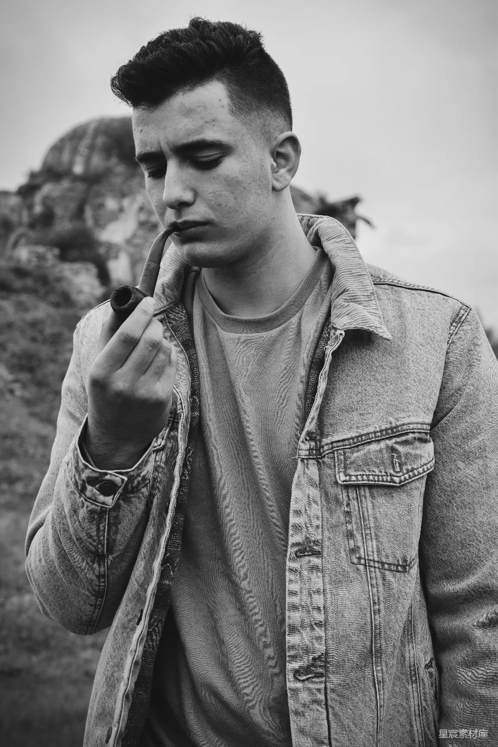 高清摄影  使用烟草管的男性灰度摄影