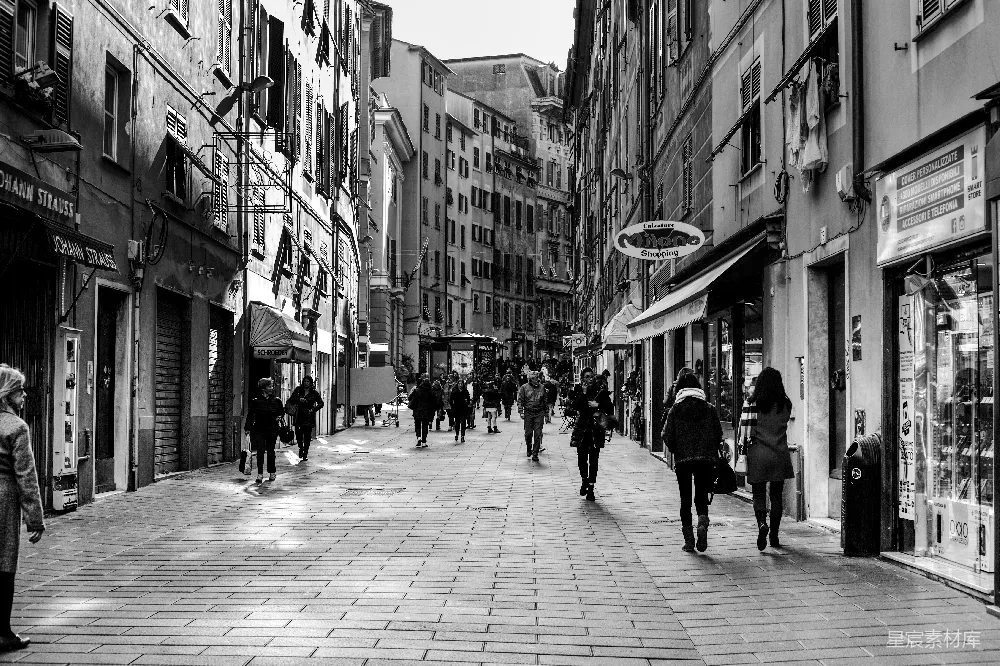 高清摄影  白天，人们在建筑物之间行走的灰度照片