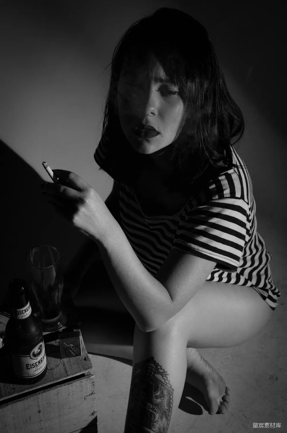 高清摄影  穿着黑白条纹衬衫的女人拿着智能手机