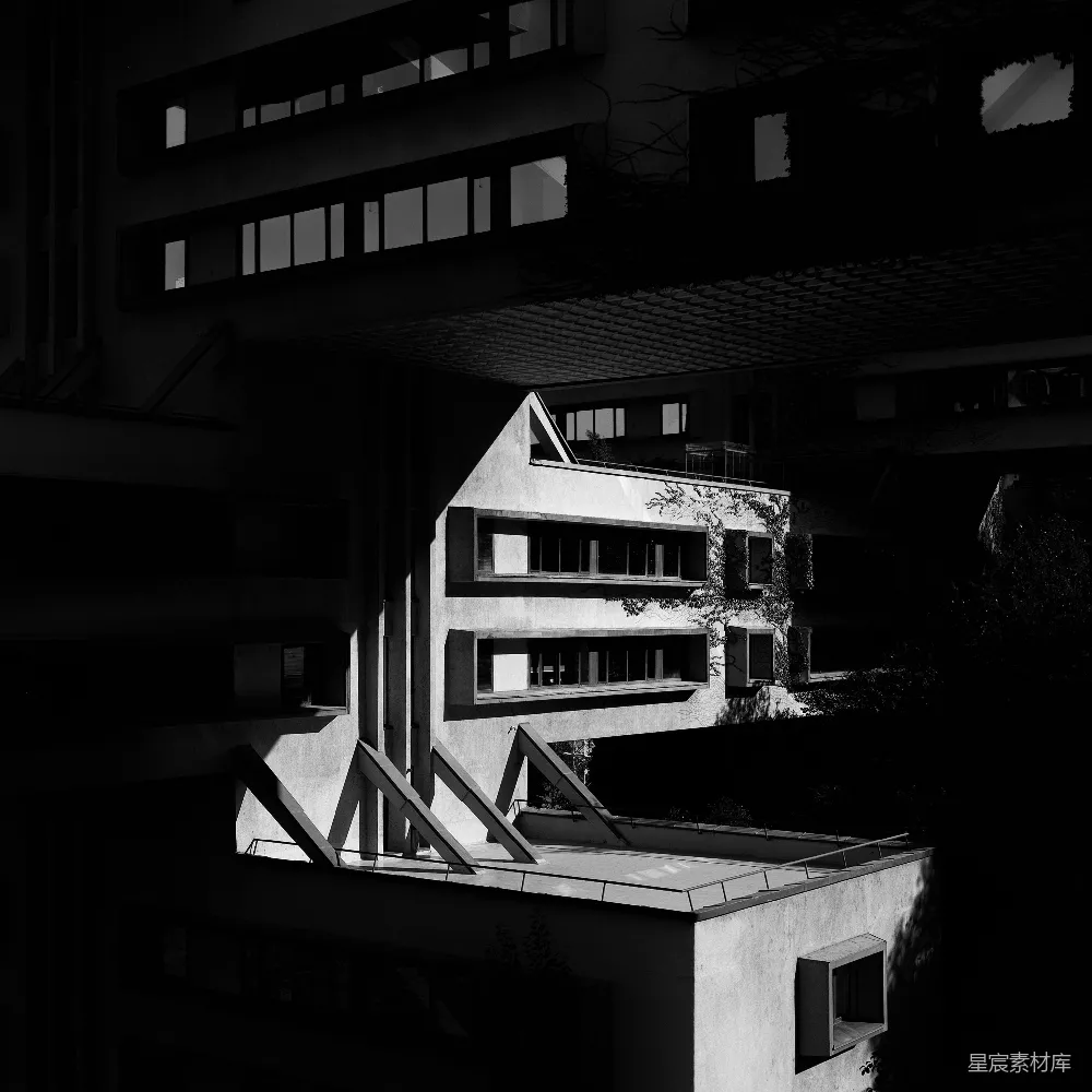 高清摄影  一张黑白照片，展示了一栋建筑，建筑上有一个大阳台。