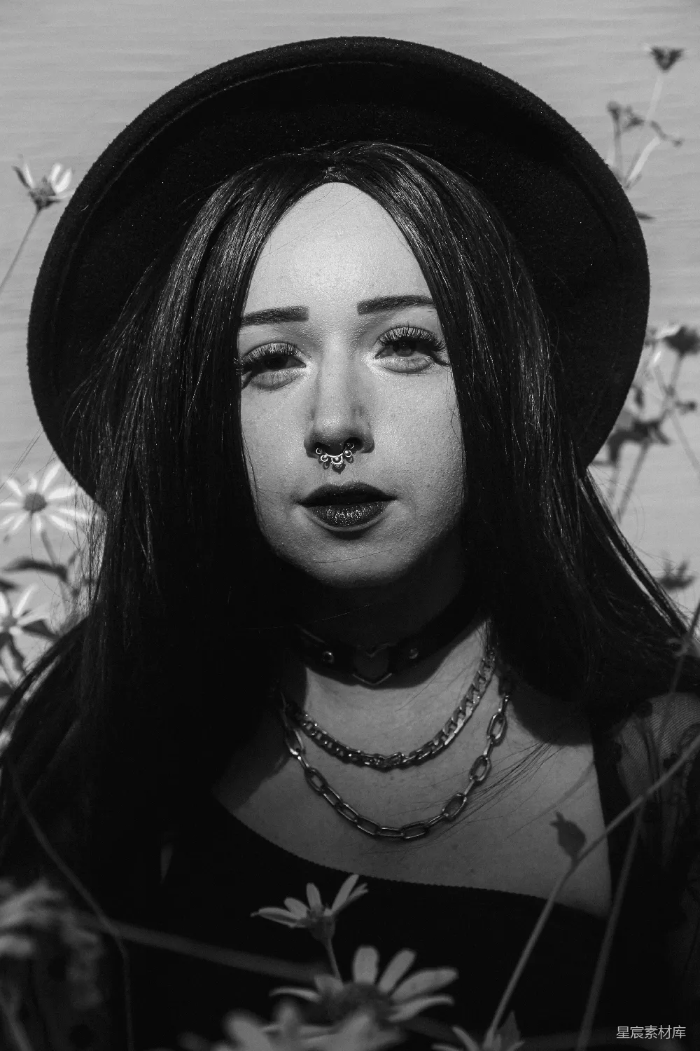 高清摄影 壁纸 人物 一张黑白照片，照片中有一个戴着帽子的女人。