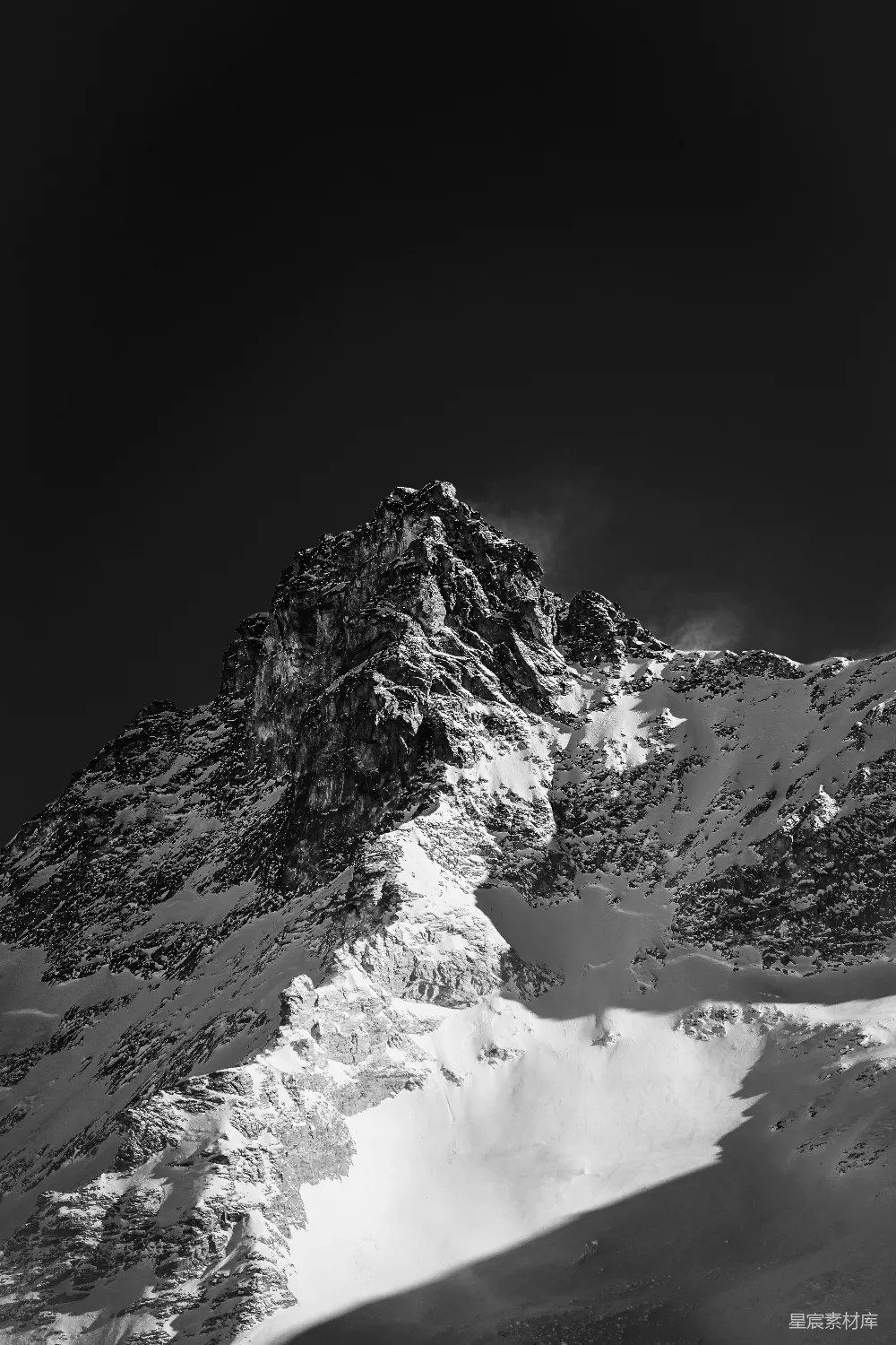 高清摄影  白天覆盖着积雪的山