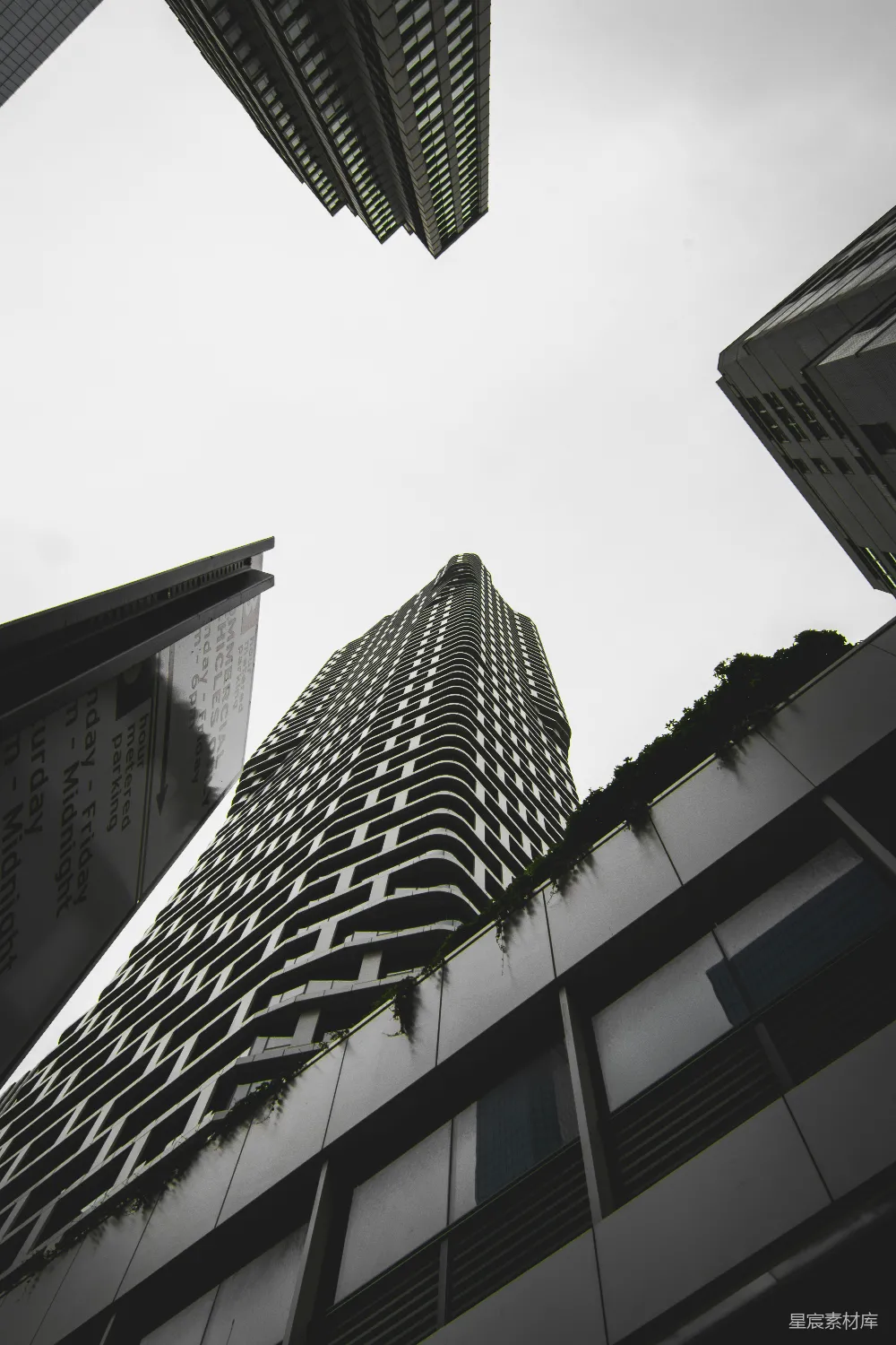 高清摄影  仰望城市中的一座高楼