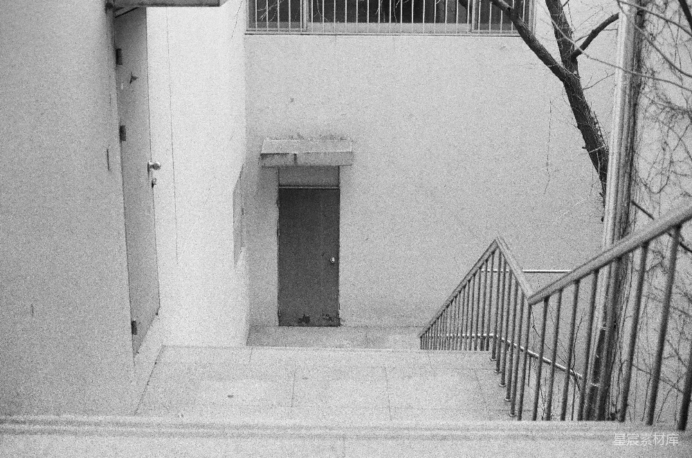高清摄影  白色混凝土建筑，带有黑色金属门