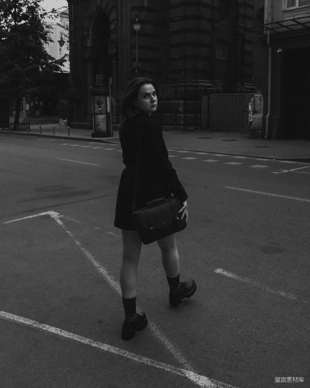 高清摄影 人物 一个女人站在停车场中央。