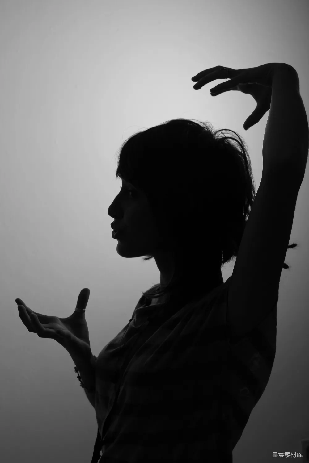 高清摄影  女人同时举起左手和右手