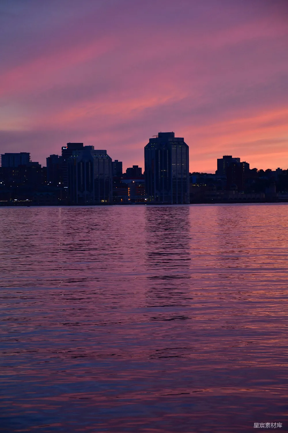 夕阳下城中一幅 waterfront 观景图