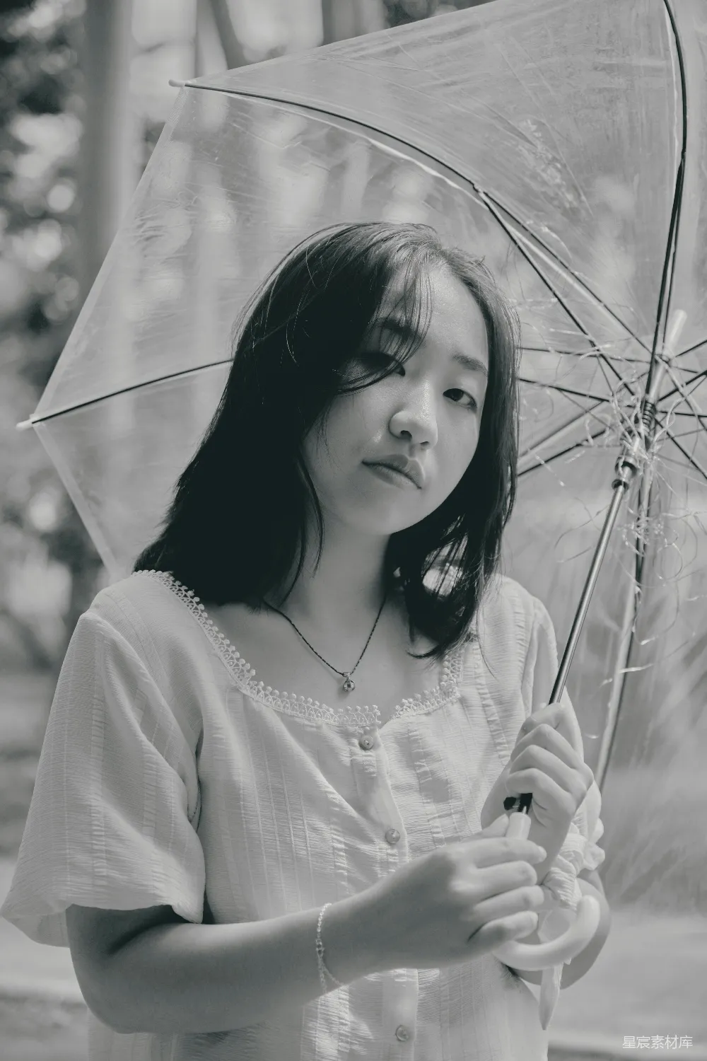 高清摄影  穿白色长袖衬衫的女孩手里拿着伞